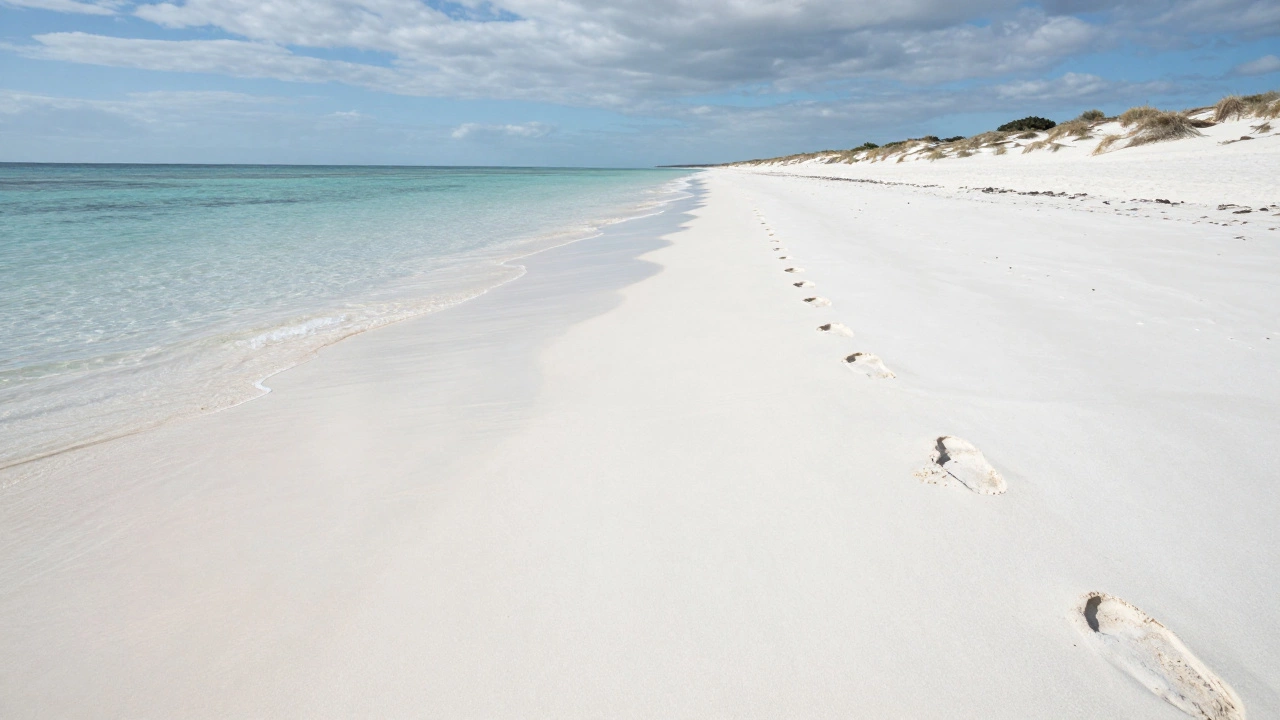 Пляж Уайт-Хэвен в Австралии: безлюдный, чистый берег с кварцевым песком, где море и небо сливаются в одну линию.