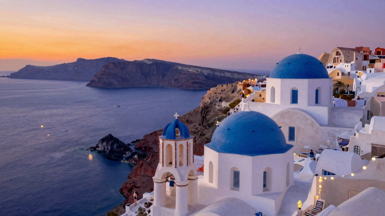 Закат на Санторини: белые дома на скалах над тёмным морем, небо в оранжево-лиловых тонах.