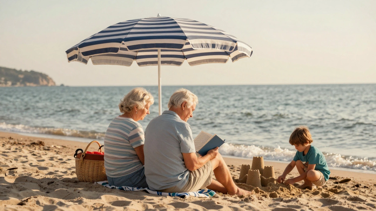 Пара и ребёнок отдыхают на тихом пляже в Крыму на закате.