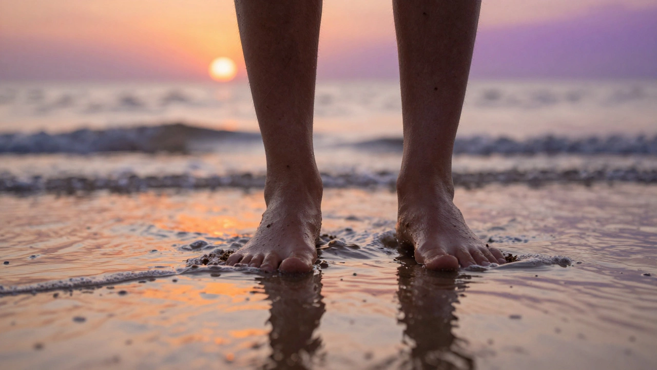 Босые ноги в песке у воды подчеркивают гармонию и детокс