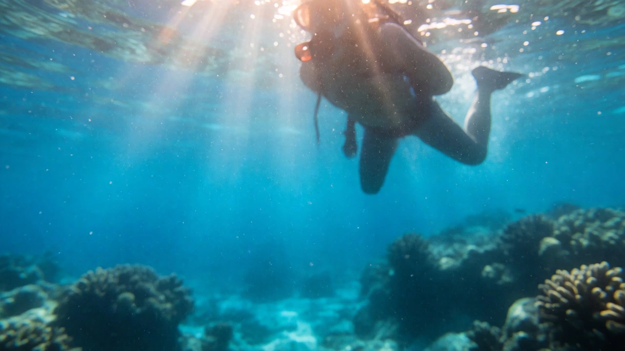 Прозрачная кристально чистая вода Красного моря с солнечными лучами, подчеркивающая стерильность и минералы